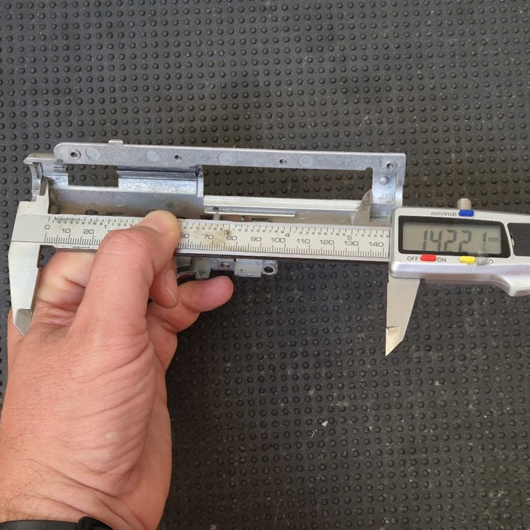 Measuring the gearbox inner length with a long caliper